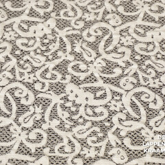  Coupon 177 Grijs gebreid met cut-out witte bloemen 180 x 150 cm