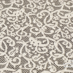 Coupon 177 Grijs gebreid met cut-out witte bloemen 180 x 150 cm