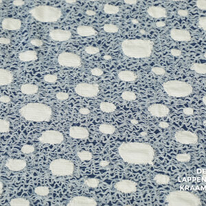 Coupon 196 Blauw gebreid met cut-out grijze cirkels 180 x 150 cm