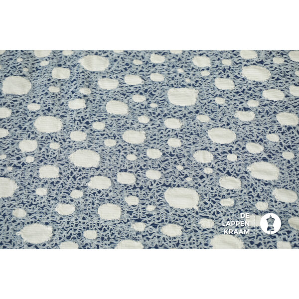 Coupon 24 Blauw gebreid met cut-out grijze cirkels 180 x 150 cm