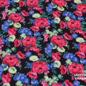  Coupon 570 Tricot zwart met roze en blauwe bloemen 170 x 160 cm