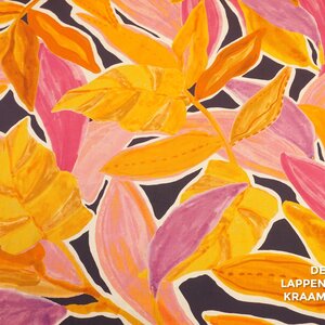 *** Popeline donkerblauw met roze en gele geverfde bloemen