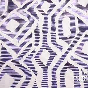  Popeline stof off-white met streepmotiefje in blauwtinten