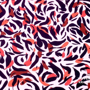  Coupon 652 Viscose wit met donkerblauwe en roze vegen 180 x 140 cm