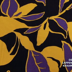 *** Viscose twill diep donkerblauw met groot gele lila bloem
