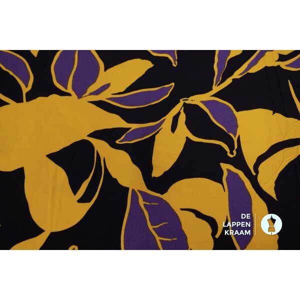 Viscose twill diep donkerblauw met groot gele lila bloem