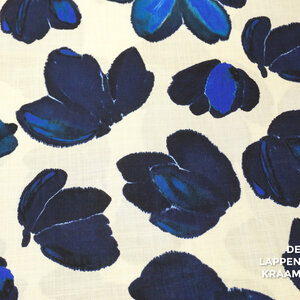 *** Viscose slub met grote bloem in blauwtinten
