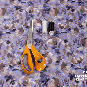  Viscose crepe in lila met print van viooltjes