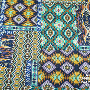 Tricot met patchworkdessin in blauwtinten