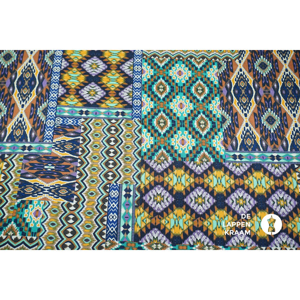 Tricot stof met patchworkdessin in blauwtinten
