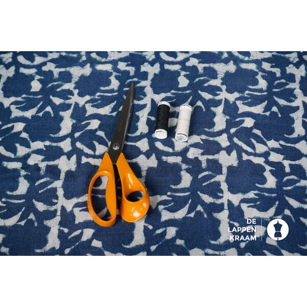 Crinkle viscose met donkerblauw abstract patroon