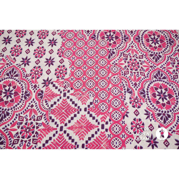 Viscose stof met boho print in roze