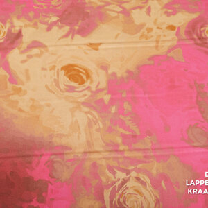  Stretchkatoen met roze en camel rozen