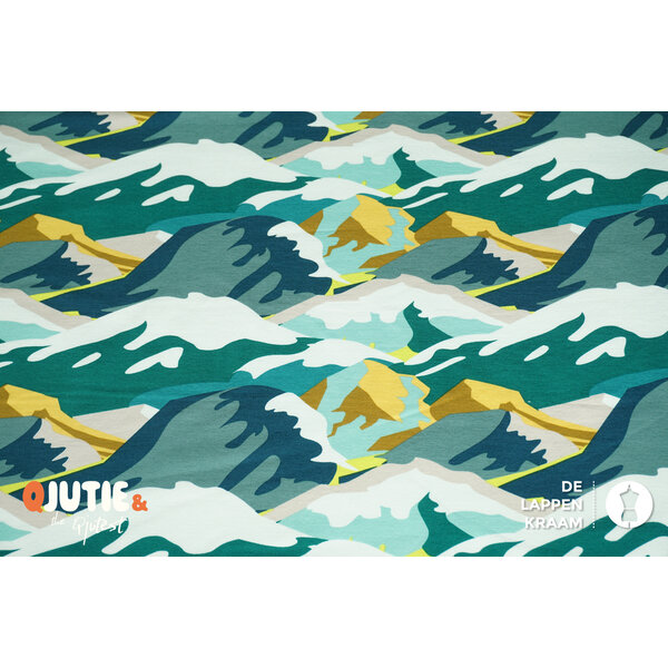 Qjutie & the Qjutest French Terry stof met abstracte bergenprint