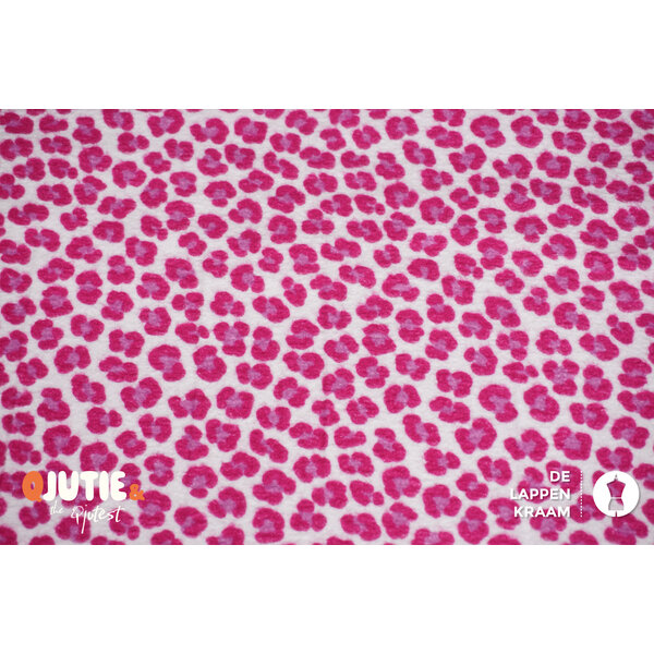 Qjutie & the Qjutest Flanel stof in roze luipaardprint