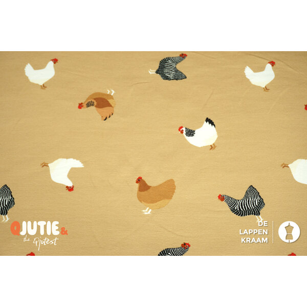 Qjutie & the Qjutest French Terry stof caramel met hanen