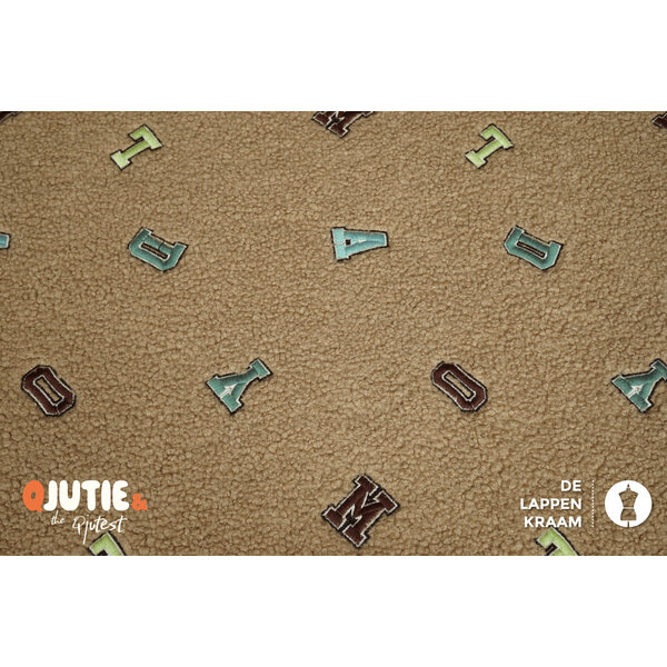 Qjutie & the Qjutest Boucle stof donker beige met letter patches