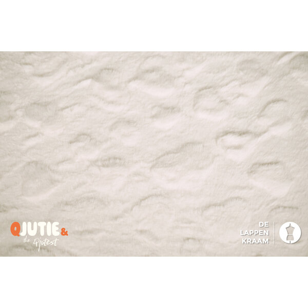 Qjutie & the Qjutest Fake fur stof roomwit met hartjes
