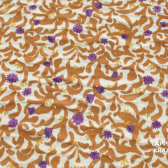  Gewatteerd en gestepte stof met fantasieprint in bruin en paars