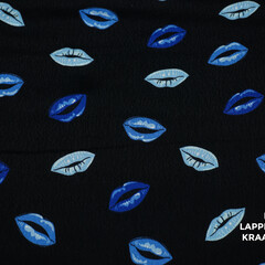  Viscose stof in zwart met blauwe mondjes