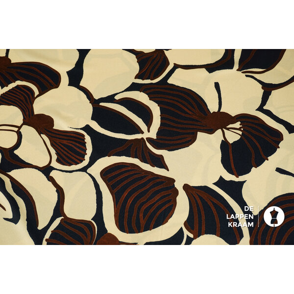 A la Ville Satijnstof met dessin van grote bloemen in roomwit, bruin en donkerblauw