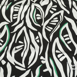 Veiling 2 september Coupon 179 Viscose zwart met witte abstracte bladeren in wit met groen detail 170 x 140 cm