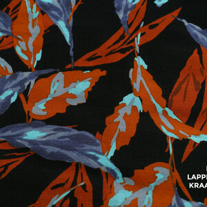 Veiling 2 september Coupon 477 Punta zwart met bladeren in paars, brique en blauw 170 x 150