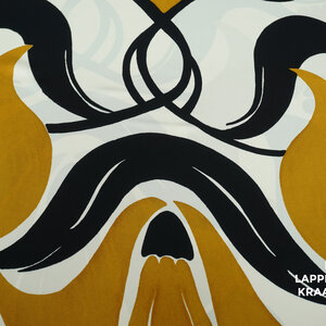  Viscose crepe met groot motief in zwart  ecru en okergeel