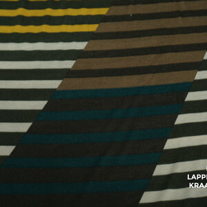 Gebreid met strependessin groen, geel en blauw