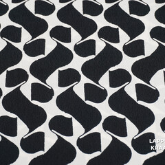 Veiling 2 september Coupon 720 Crepe stof met zwart witte s-vormen 180 x 150 cm