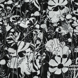Veiling 2 september Coupon 723 Viscose met lurex zwart witte bloemenprint 180 x 145cm