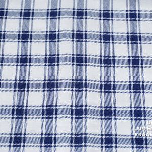 Veiling 2 september Coupon 712 Katoenen twill wit met donkerblauwe ruit 180 x 150cm