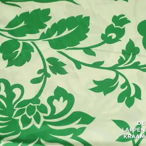  Popeline in spierwit met felgroen fantasiedessin