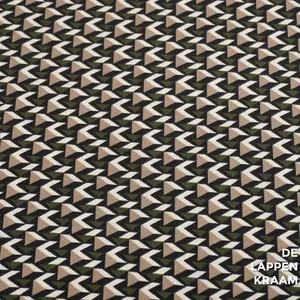  Travelstof met dessin van driehoekjes in zwart, ecru en groen