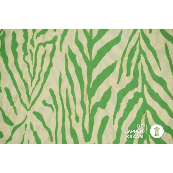 Crepe stof met groene zebraprint op gemarmerde ondergrond