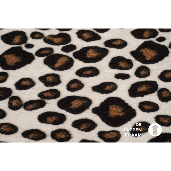Coupon 261 Gekookte wol stof met 3d panterprint wit