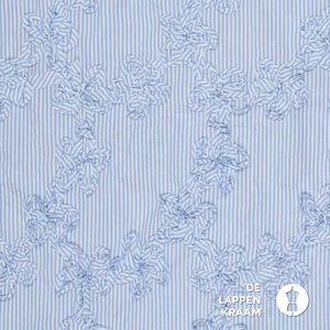  Lichtblauw gestreept katoen met opgestikte bloemen