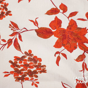 Gebloemd brokaat ecru met rood en goud