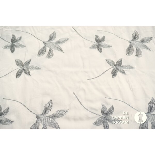 Viscose satijn gebroken wit met zilveren blaadjes