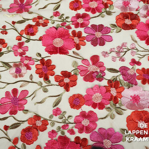 A la Ville Zachte tule met borduring in bloemdessin