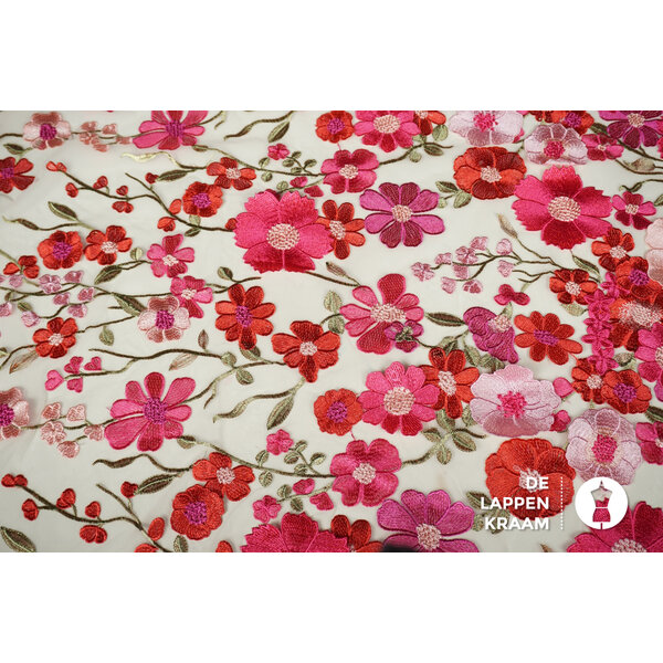 A la Ville Zachte tule met borduring in bloemdessin