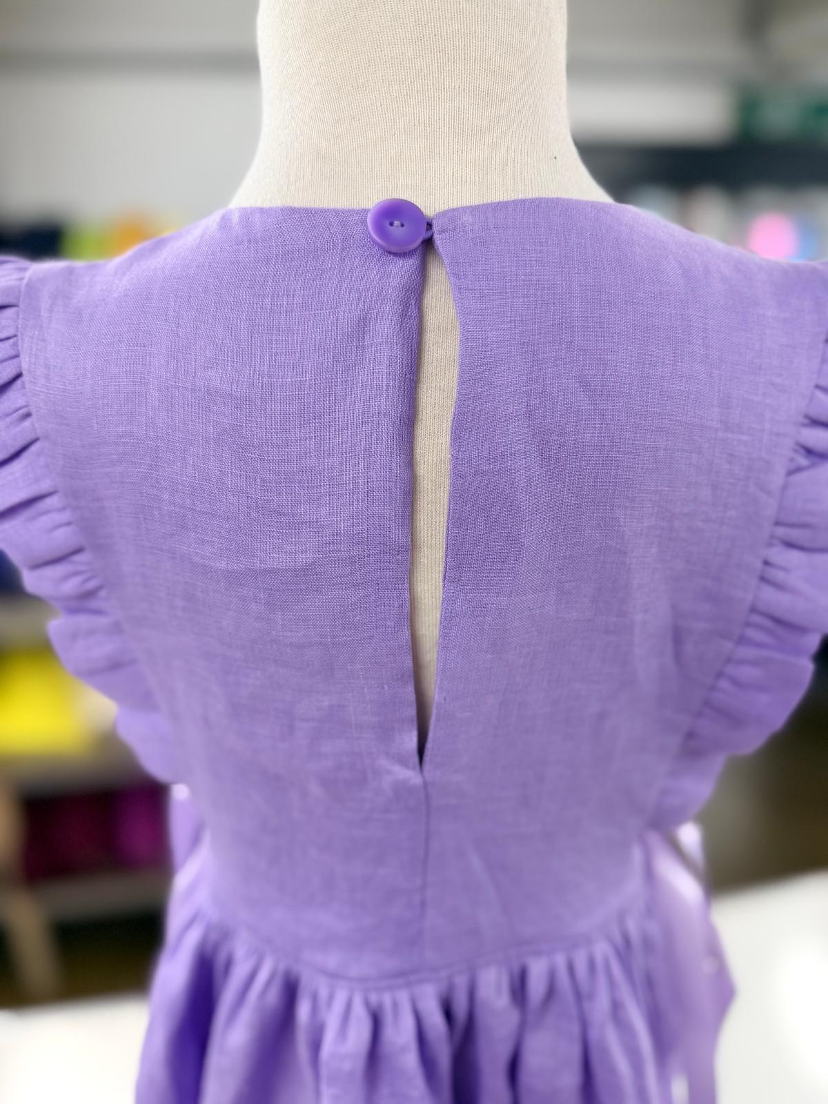 achterkant jurkje in paars linnen