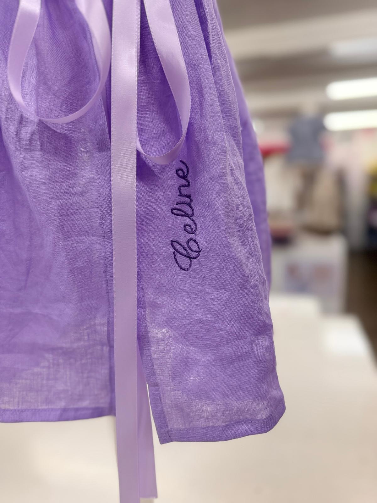 Detail striklintje paars linnen jurkje