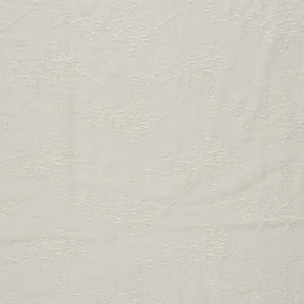 Twill stof in gebroken wit met geborduurde bloemen