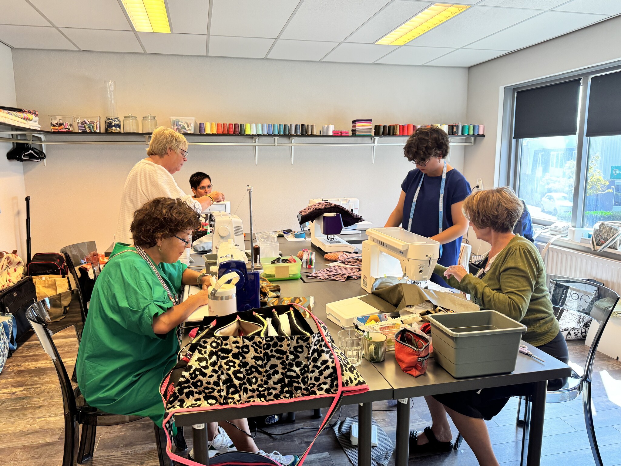 Een gezellige groep vrouwen tijdens de naailes