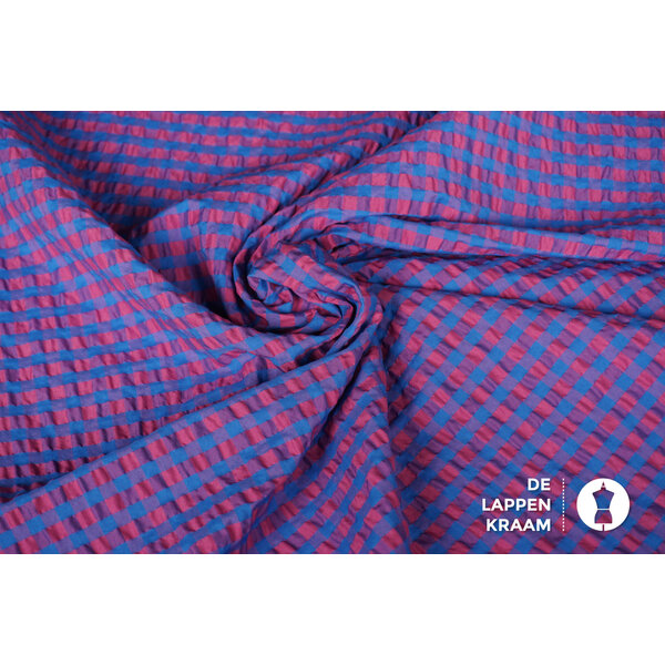 Seersucker stof ruitje in blauw met roze