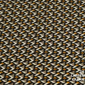  Coupon 350 Travelstof met dessin van driehoekjes in zwart, ecru en bruintinten 180 x 140 cm