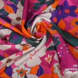  Satijn in roze met fel gekleurd bloemdessin