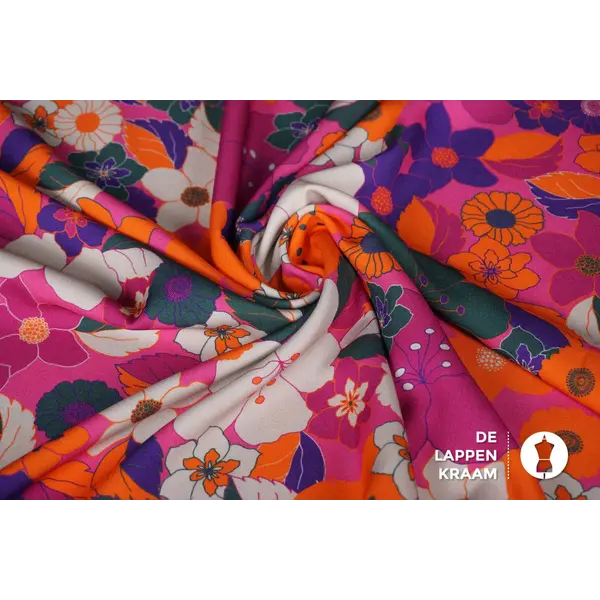 Satijn stof in roze met fel gekleurd bloemdessin