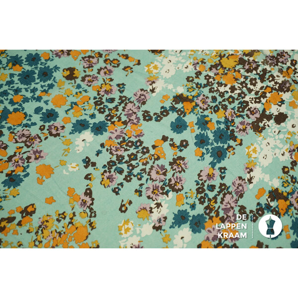 Polyester stof lichtblauw met bloemetjes
